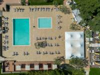 Bazén v ubytování Royal Paradise Beach Resort & Spa nebo v jeho okolí
