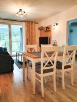 Televízia a/alebo spoločenská miestnosť v ubytovaní Apartament Włochatka z sauną fińską