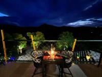 een tafel en stoelen op een balkon in de nacht bij Escape Boutique Hotel in Puerto Princesa City