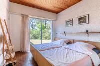 Łóżko lub łóżka w pokoju w obiekcie Bungalow sous les pins près du Lac