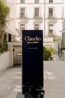 Un cartel de un bar y bistró frente a un edificio. en Hotel Único Madrid, Small Luxury Hotels, en Madrid