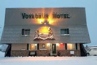Una vista de un hotel de Vancouver en la nieve. en Love Hotels Voyageur by OYO at International Falls MN, en International Falls