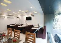 TV a/nebo společenská místnost v ubytování RRA Retreat Hotel , Best Hotel in Nathdwara Near Shrinathji Mandir