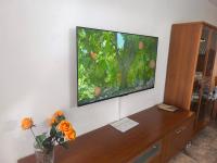 TV a/nebo společenská místnost v ubytování Beach & Flowers Free Parking