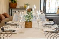 een tafel met wijnglazen en servetten erop bij Casa Bonita Hotel & Luxury Residence in Oaxaca City