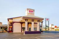 una señal de hotel woco en la parte superior de un edificio en OYO Hotel Texarkana North Heights AR Hwy I-30, en Texarkana