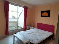 Posteľ alebo postele v izbe v ubytovaní Charmant T2 avec Balcon au Cœur des Sables d'Olonne, 150m du Centre, Ascenseur, Équipements Modernes - FR-1-331-213
