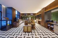 Un vestíbulo de restaurante con una mesa y sillas. en 西安高新六路万象汇逸扉酒店 UrCove by Hyatt Xi 'an Gaoxin Wanxianghui Hotel, en Xi'an