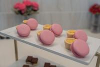 Un montón de galletas rosas sobre una mesa. en Act Hotel, en Daegu