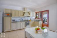 Kuchyň nebo kuchyňský kout v ubytování Villa Ausina by Abahana Villas