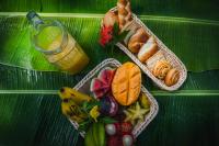 tres cestas de pan y fruta en una mesa verde en Akway Resort Beragala Haputale, en Beragala