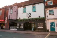 una tienda en la esquina de una calle en The Vestry, en Chichester