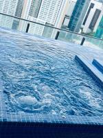 Der Swimmingpool an oder in der Nähe von XING LUN KLCC The Colony Infinitum