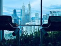 Blick auf die Skyline der Stadt aus dem Fenster in der Unterkunft XING LUN KLCC The Colony Infinitum in Kuala Lumpur