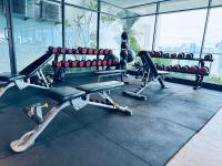 ein Fitnessstudio mit einem Haufen Trainingsgeräten in einem Gebäude in der Unterkunft XING LUN KLCC The Colony Infinitum in Kuala Lumpur