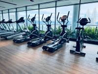 eine Reihe von Laufbändern in einem Fitnessstudio in der Unterkunft XING LUN KLCC The Colony Infinitum in Kuala Lumpur