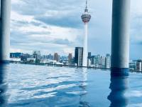 ein Swimmingpool mit Blick auf den Seoul Tower in der Unterkunft XING LUN KLCC The Colony Infinitum in Kuala Lumpur