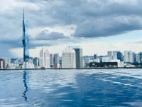 ein Blick auf die Stadt von einem Swimmingpool mit einer Skyline der Stadt in der Unterkunft XING LUN KLCC The Colony Infinitum in Kuala Lumpur