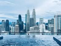 einen Pool mit Blick auf die Skyline der Stadt in der Unterkunft XING LUN KLCC The Colony Infinitum in Kuala Lumpur