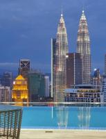einen Pool mit Stadtblick in der Unterkunft XING LUN KLCC The Colony Infinitum in Kuala Lumpur