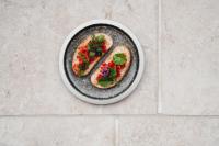 un piatto con due fette di pane con sopra delle verdure di Hotel Muhr a Pöllauberg