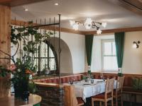 una sala da pranzo con un tavolo e uno specchio di Hotel Muhr a Pöllauberg