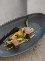 un piatto di cibo con carne e verdure sopra di Hotel Muhr a Pöllauberg