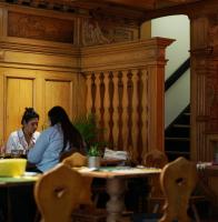 twee vrouwen zitten aan een tafel in een restaurant bij Zunfthaus zu Wirthen in Solothurn