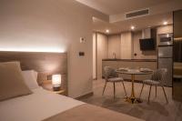 Postel nebo postele na pokoji v ubytování Almazara Suites