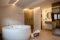 Koupelna v ubytování Almazara Suites