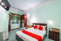 Un dormitorio con una cama grande con almohadas rojas. en Super OYO 266 Golden Gate, en Da Nang
