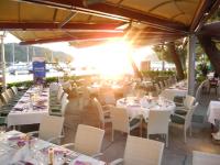 Restaurace v ubytování Gorgeous apartment Dora