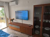 TV a/nebo společenská místnost v ubytování Beach & Flowers Free Parking