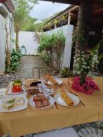 Una mesa con platos de comida encima. en ESPERANZA Pension House & Restaurant, en Roxas