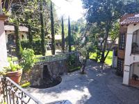 una cerca de piedra frente a una casa en Hacienda Maria Elena, en Tepoztlán
