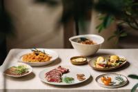 成都BuYuan Hotel - Near Wuhou Shrine, Chunxi Road,T aikooli, Tianfu Square, People's Park, Chengdu Museum, Very close to the Sichuan University , Exit C of Huaxiba on Metro Line 1,Provides Welcome refreshments ,Minibar,Laundry & Luggage delivery service的桌子上摆满了食物的盘子和碗