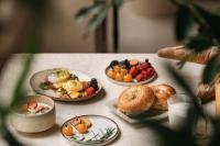 成都BuYuan Hotel - Near Wuhou Shrine, Chunxi Road,T aikooli, Tianfu Square, People's Park, Chengdu Museum, Very close to the Sichuan University , Exit C of Huaxiba on Metro Line 1,Provides Welcome refreshments ,Minibar,Laundry & Luggage delivery service的桌子上摆满了食物和水果