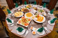 Una mesa larga con platos de comida encima. en Green Dragon Boutique Hotel, en Cẩm Phả