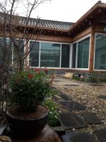 einen Garten mit Topfpflanze vor einem Haus in der Unterkunft Yettle Hanok Stay in Gyeongju