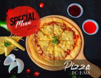 une pizza assise sur une planche de découpe en bois dans l'établissement Green Dragon Boutique Hotel, à Cẩm Phả