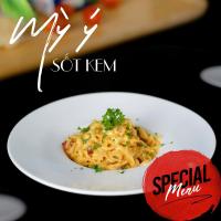 une assiette de pâtes sur une table avec un menu spécial dans l'établissement Green Dragon Boutique Hotel, à Cẩm Phả