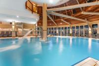 Basen w obiekcie Lotus Therme Hotel & Spa lub w pobliżu