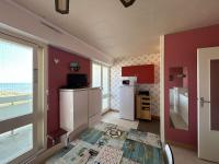 Kuchyňa alebo kuchynka v ubytovaní Bel Appartement Studio 3 Couchages avec Parking et Ascenseur à Saint-Hilaire-de-Riez - FR-1-224C-217