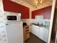 Kuchyňa alebo kuchynka v ubytovaní Bel Appartement Studio 3 Couchages avec Parking et Ascenseur à Saint-Hilaire-de-Riez - FR-1-224C-217