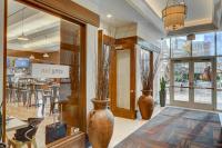 Restaurace v ubytování The Jest's Retreat at MGM Signature Tower 3 5 MIN WALK FROM F1 GRANDSTAND