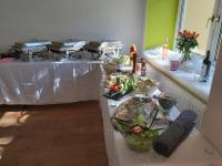 una mesa con varios platos de comida. en Rustica apartmens, en Globasnitz