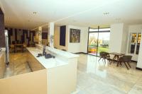 un vestíbulo con un escritorio con un ordenador. en Noble Nook Boutique Hotel Abuja, en Abuja