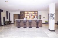 un bar en una habitación con taburetes en Noble Nook Boutique Hotel Abuja, en Abuja