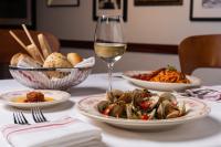 Una mesa con platos de comida y una copa de vino. en Island Grand at TradeWinds, en St Pete Beach