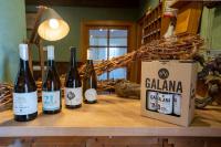 cuatro botellas de vino sentadas en una mesa en Aras Rural, en Aras de Olmos